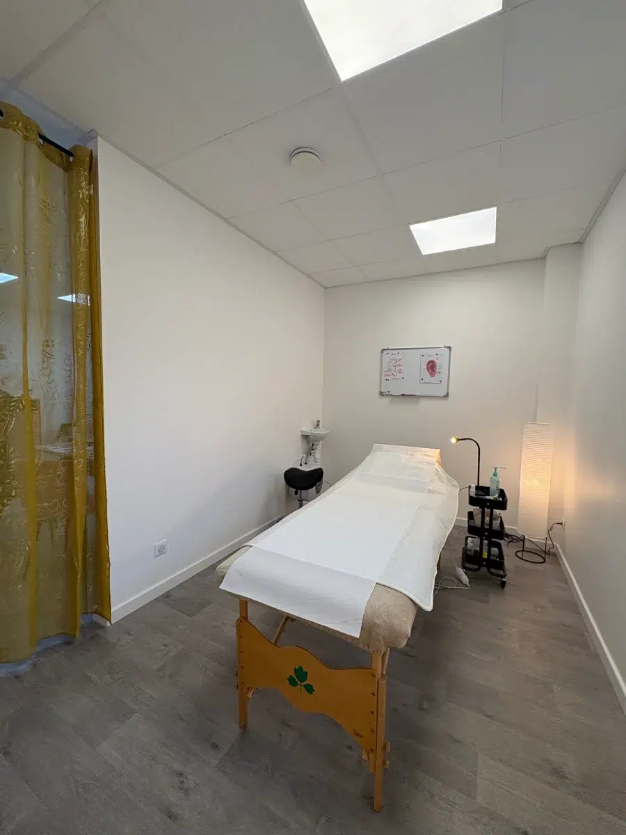 Salle de massage avec table et lampes