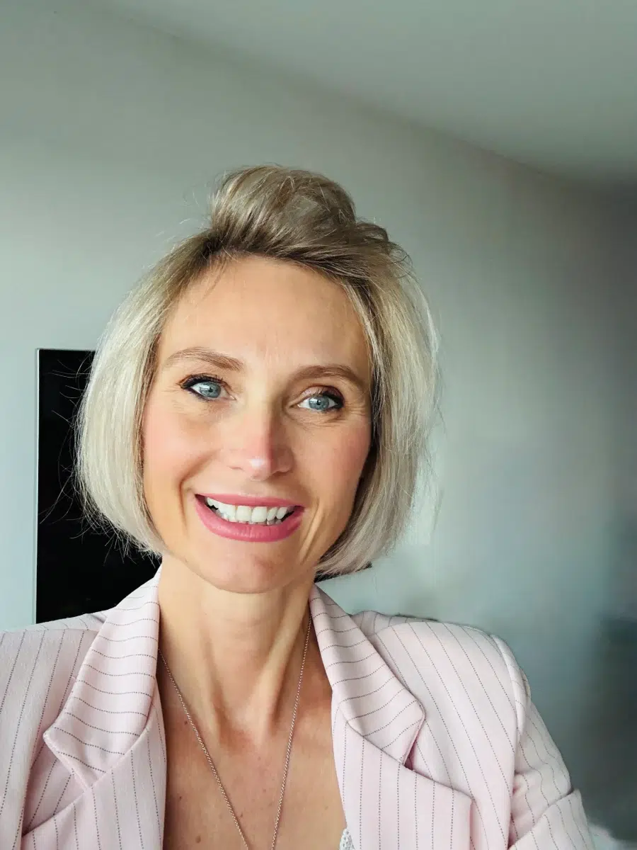Femme souriante en veste rose