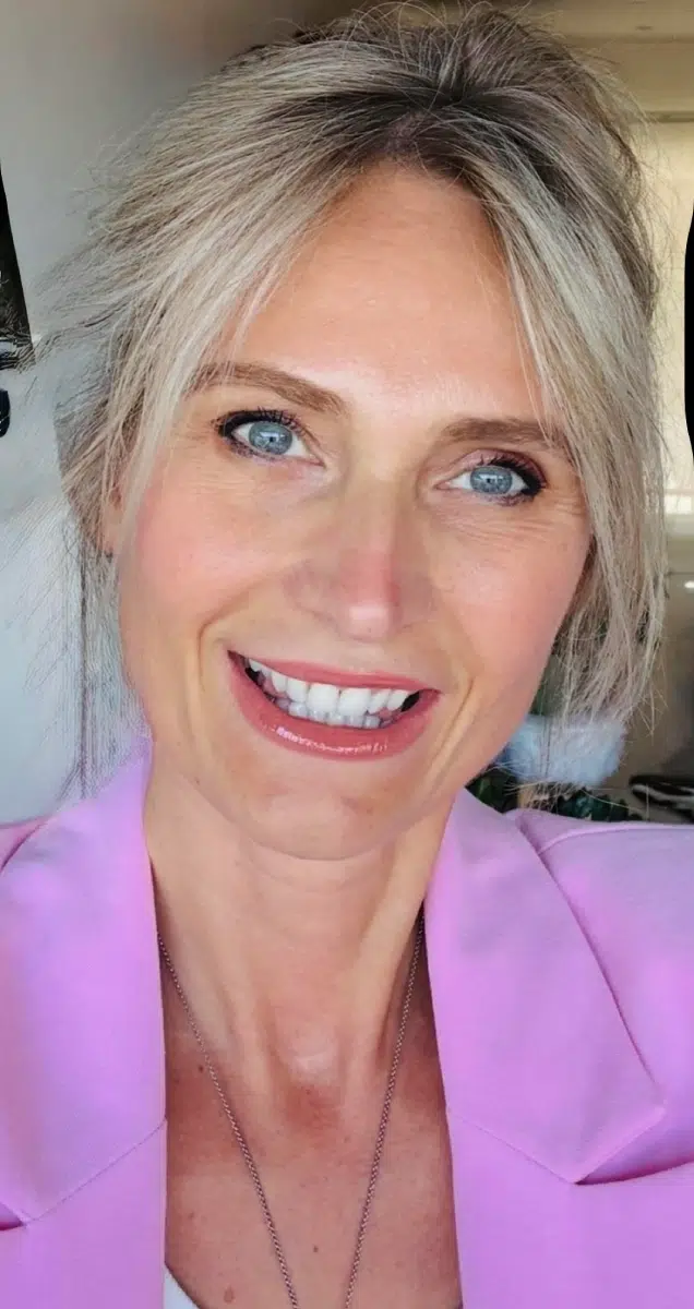 Portrait d'une femme souriante Femme souriante en veste rose