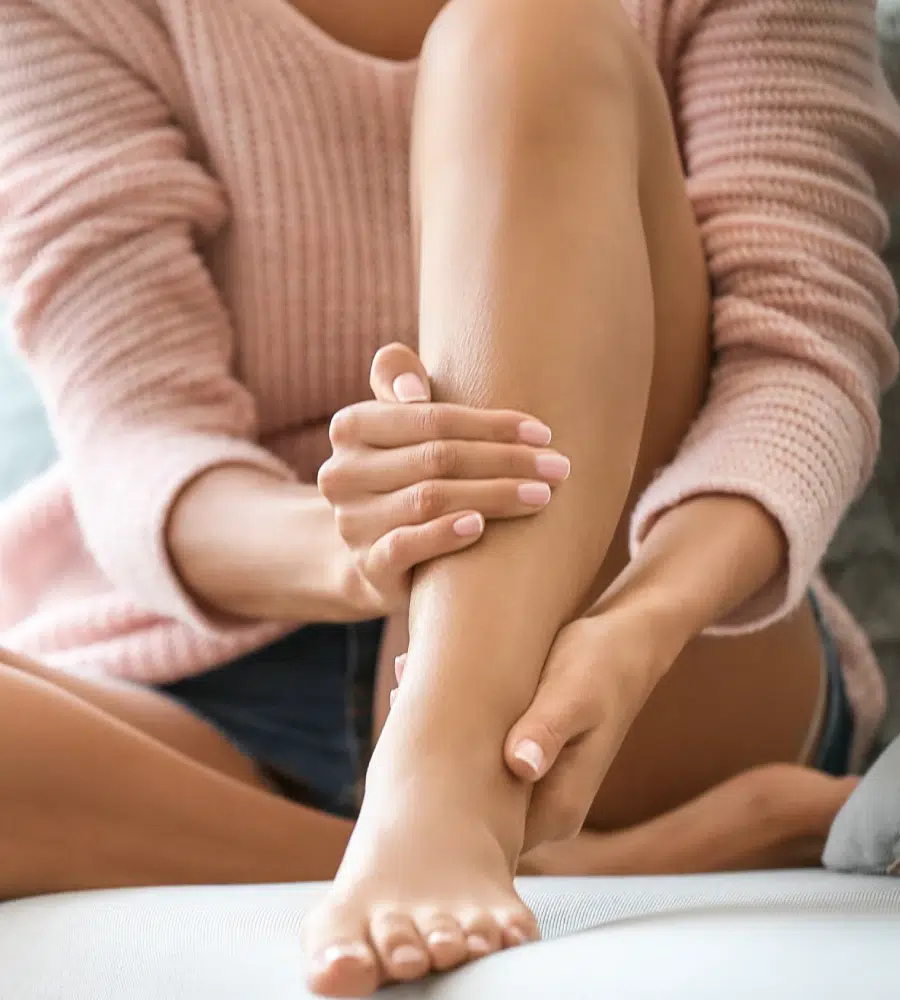 Personne massant sa jambe