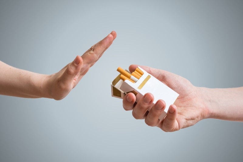Main refusant un paquet de cigarettes